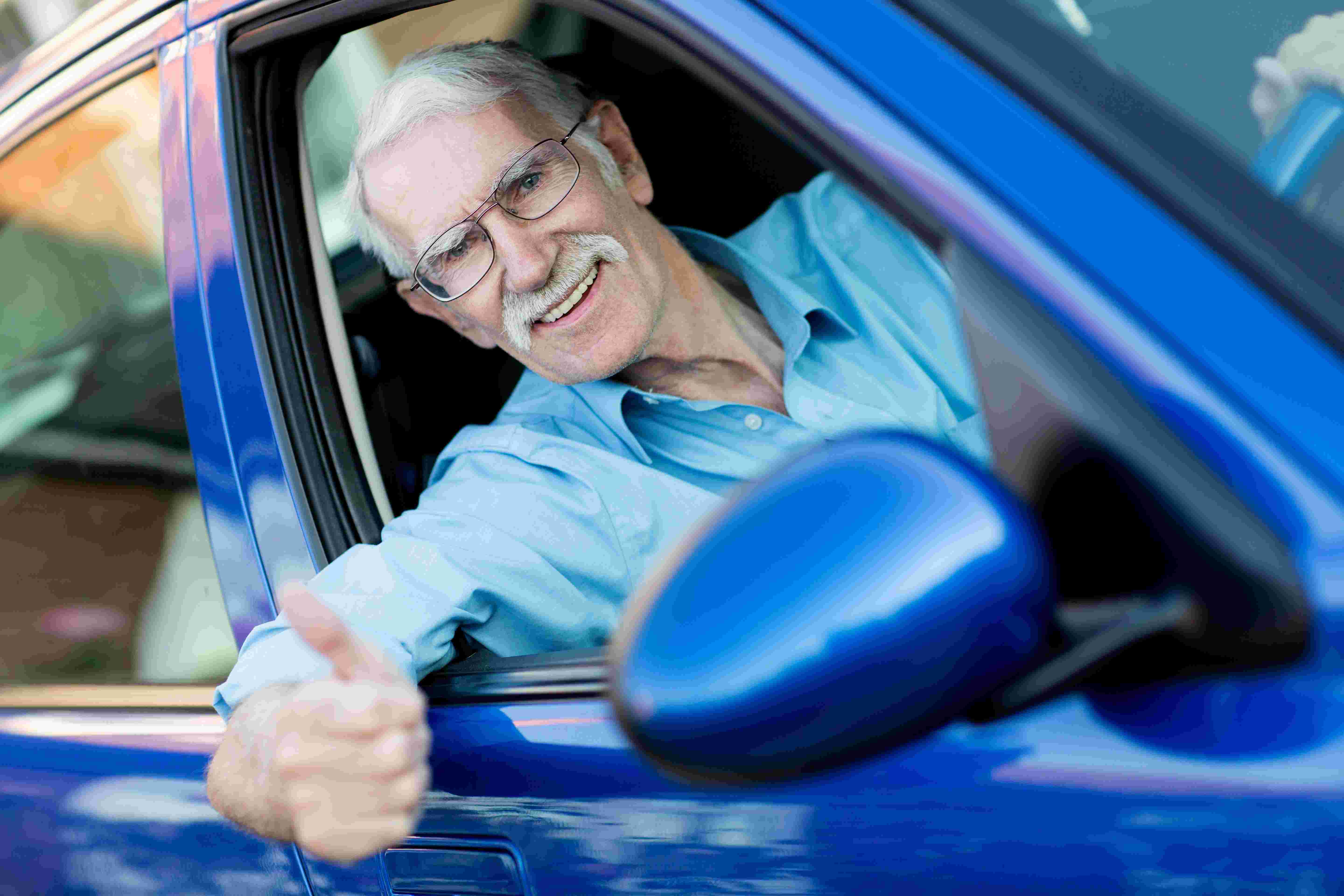 Транспортный налог для пенсионеров в 2024 году. Пенсионер на автомобиле. Машина для пенсионеров. Пенсионер за рулем. Дедушка в машине.